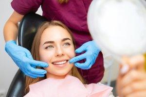 Homepage 26 dentist demonstrates the perfect smile of the patient after implatation of dental veneers